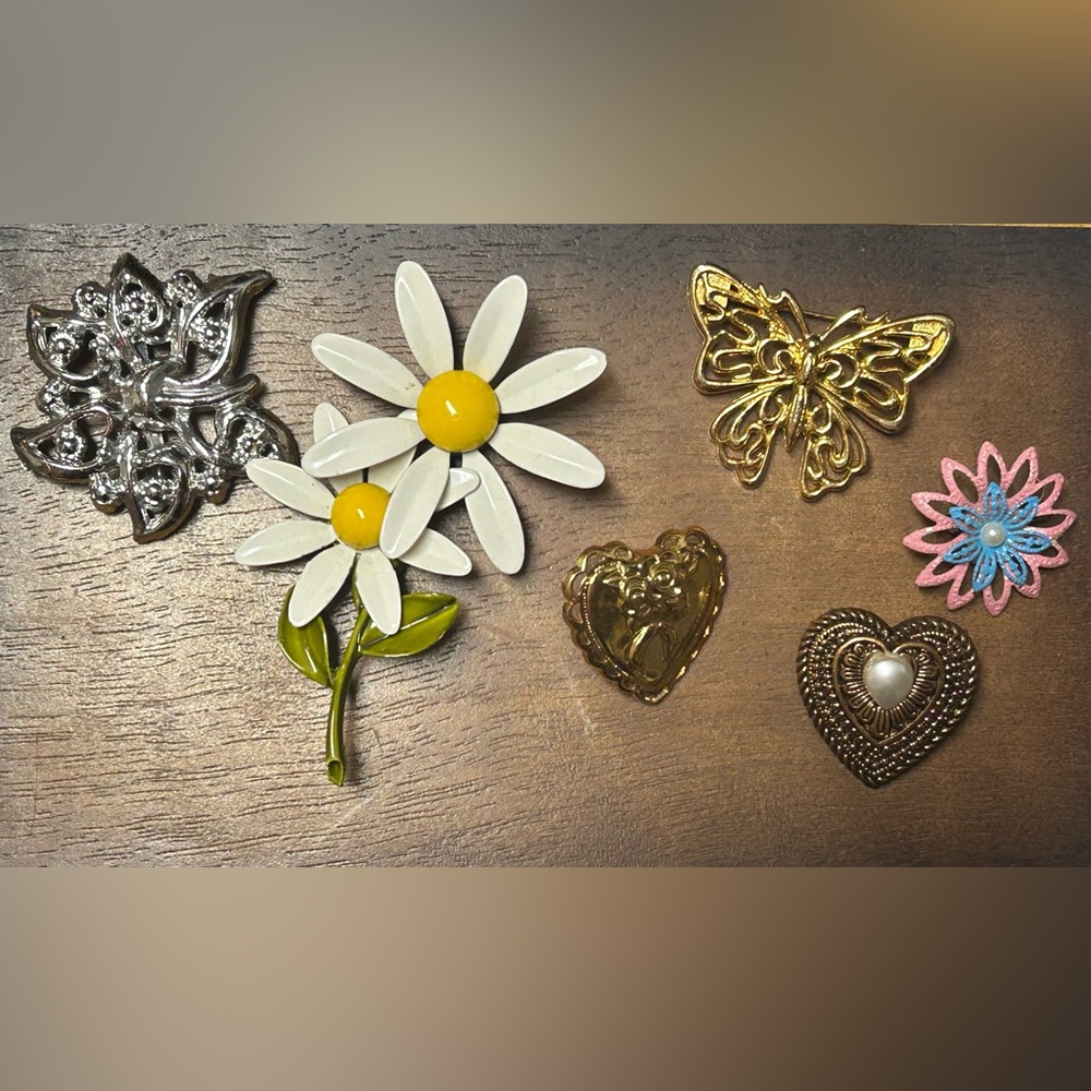 Vintage Wooden Musical Jewelry Box with Six Brooches - Picture 11 of 12